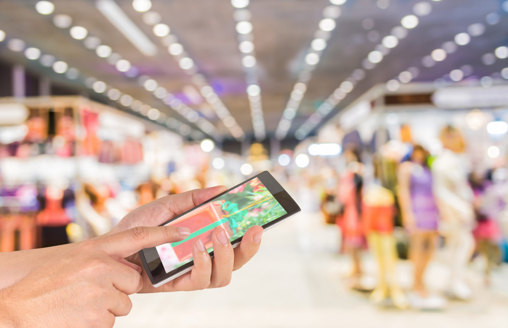Blurred image of people walking at shopping mall , blur backgrou